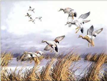 鳥 Painting - 湖の上を飛ぶ鳥